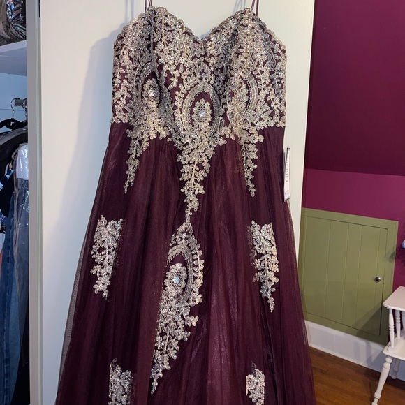 I am selling a beautiful prom dress. Only tried on once. - Picture 2 of 2